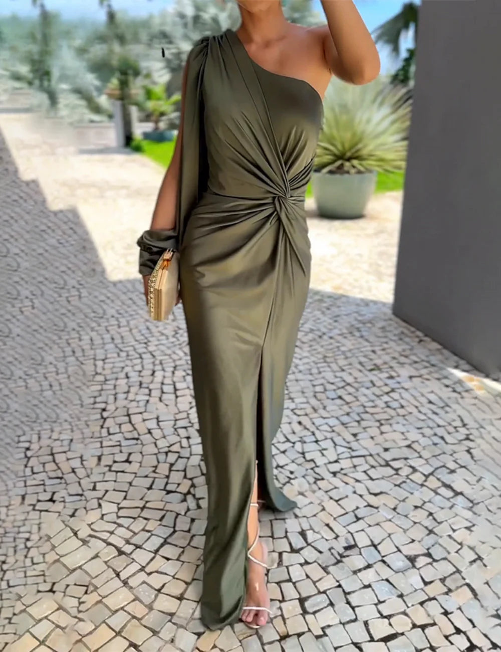 Elena one-shoulder maxikjole – Elegant i olivengrøn