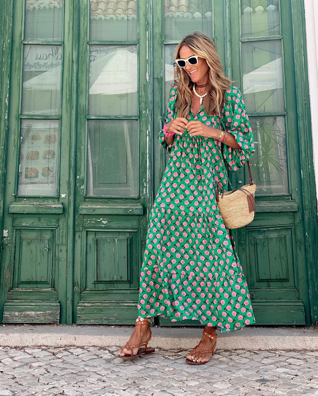 Bella sommerkjole med blomsterprint – Luftig, let & farverig