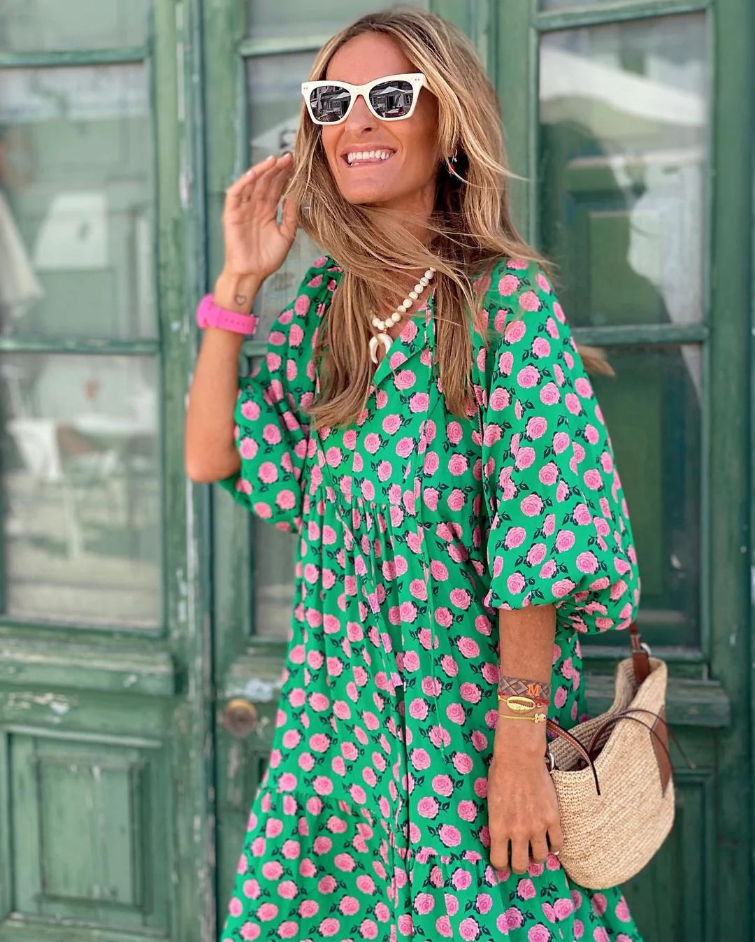 Bella sommerkjole med blomsterprint – Luftig, let & farverig