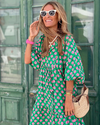 Bella sommerkjole med blomsterprint – Luftig, let & farverig